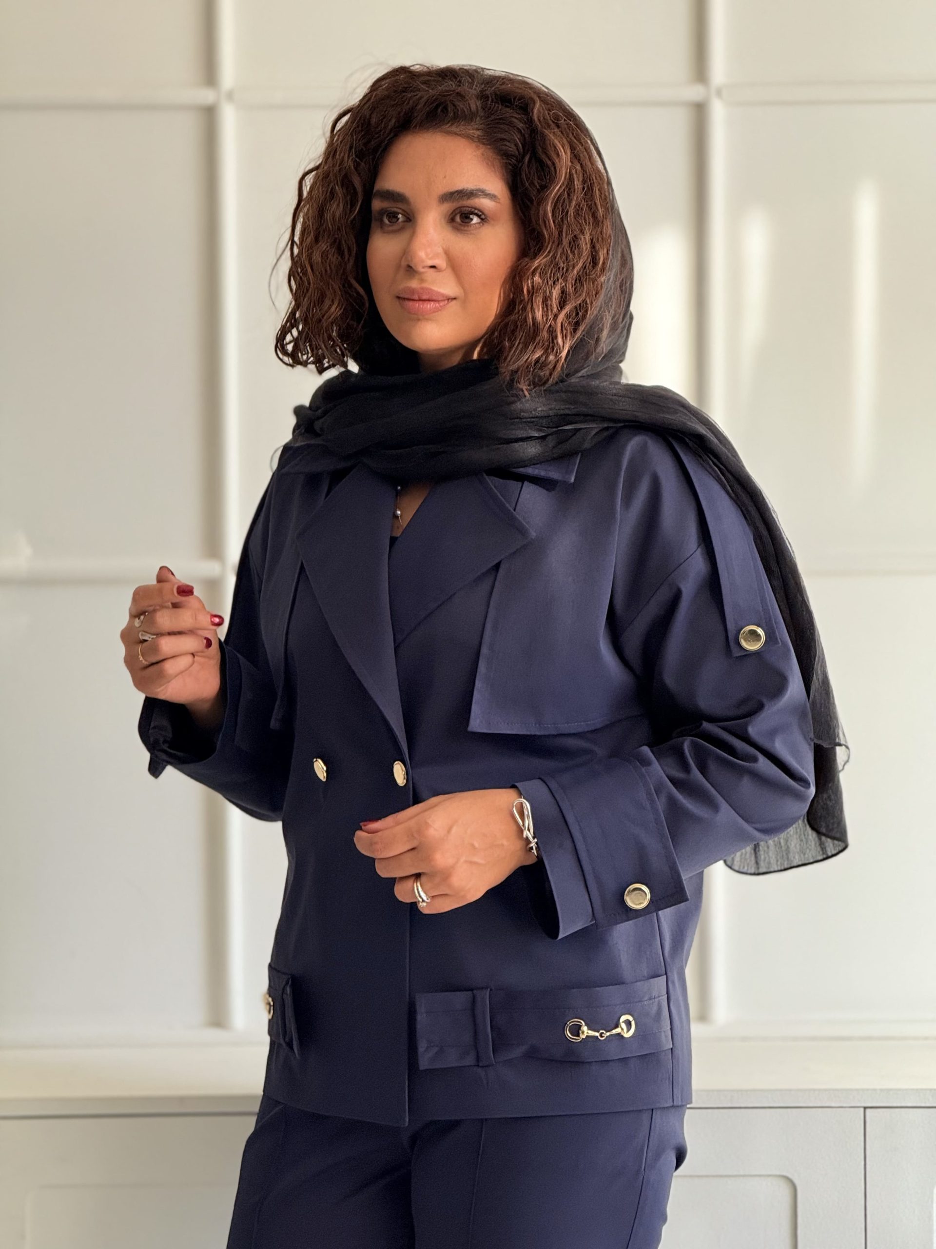 ترنچ کت زنانه short rainy | زنیر - Image 4
